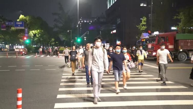 90后调酒师摆摊1周挣1万[三哈]酒吧延迟开业让90后调酒师小陈决定另辟蹊径,走上街头表演